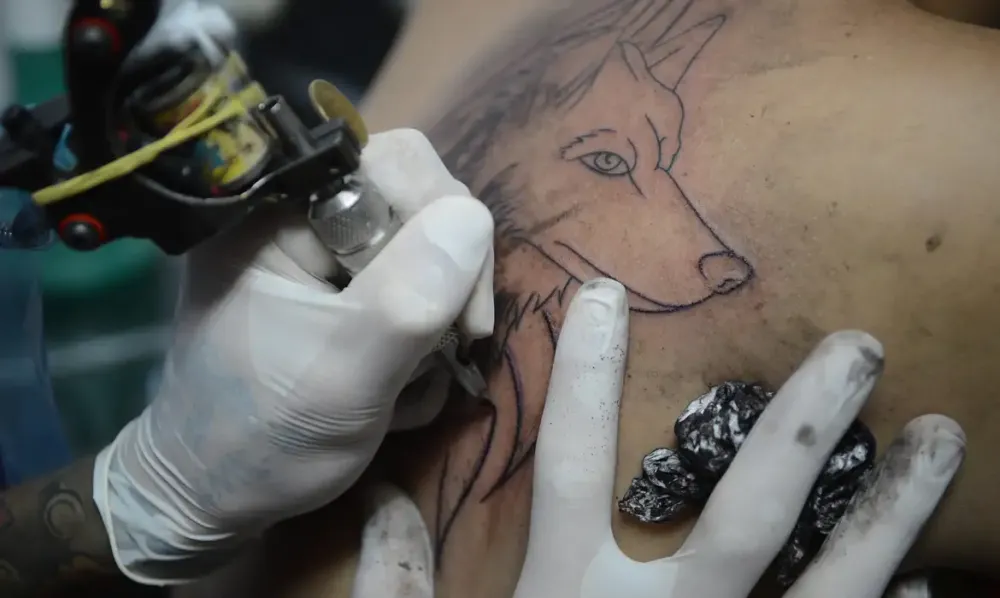 CFM proíbe uso de anestesia para realização de tatuagens estéticas