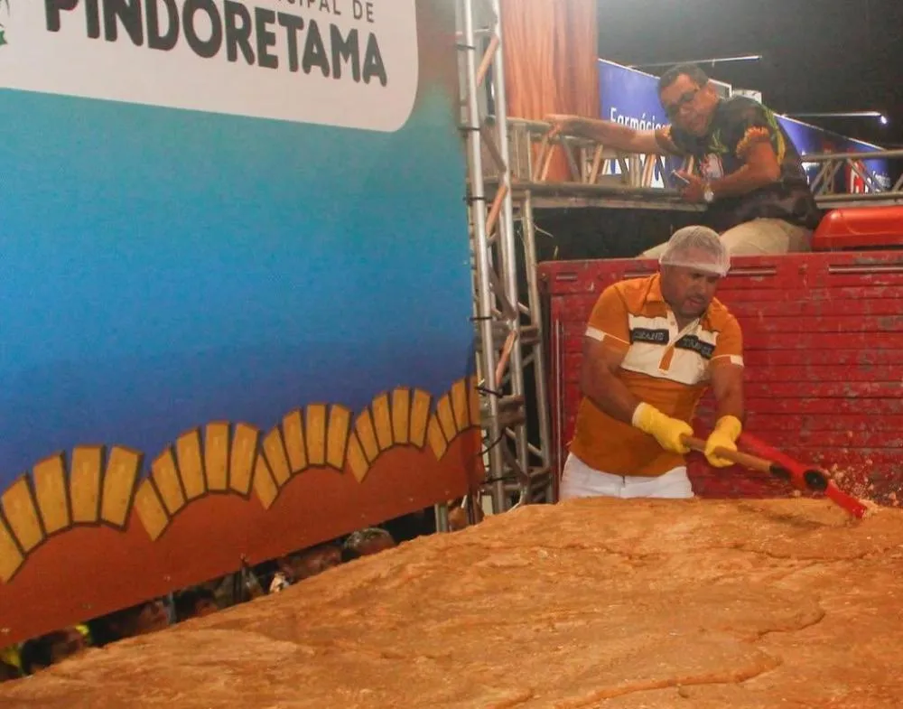 Cearenses produzem a maior rapadura do Brasil com 18,6 toneladas e usam britadeiras para repartir doce; confira vídeo