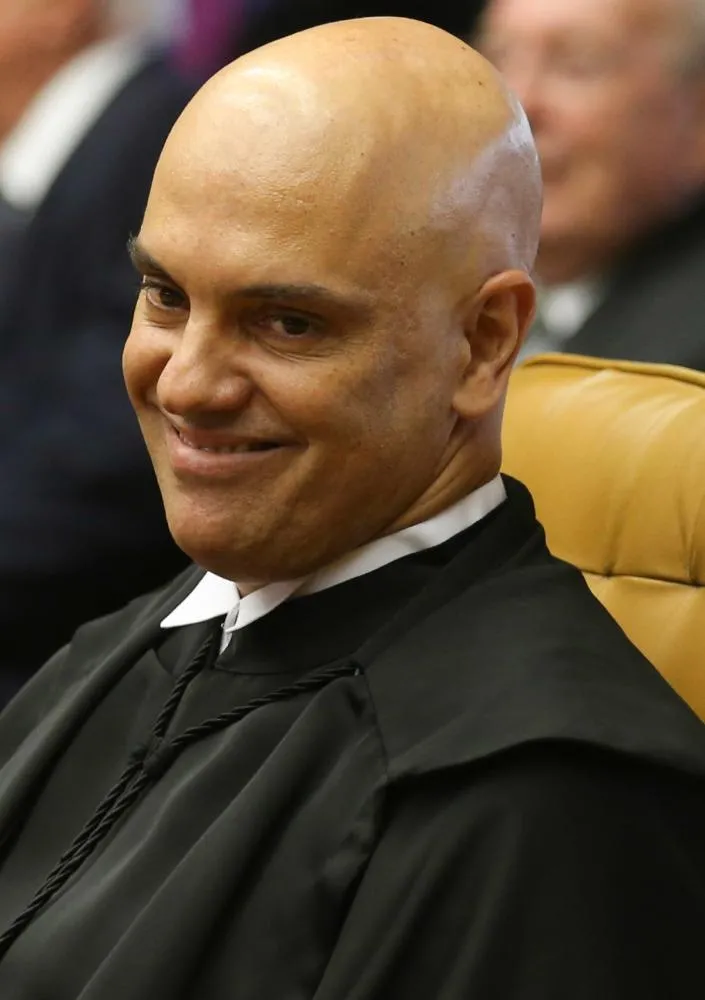 A decisão do ministro Alexandre de Moraes, que impõe prisão domiciliar ao ex-presidente Jair Bolsonaro