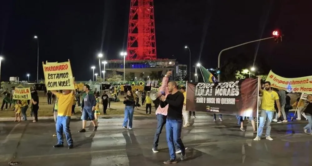 Brasília registra buzinaço e protestos contra Lula e Moraes na noite desta terça-feira (5)