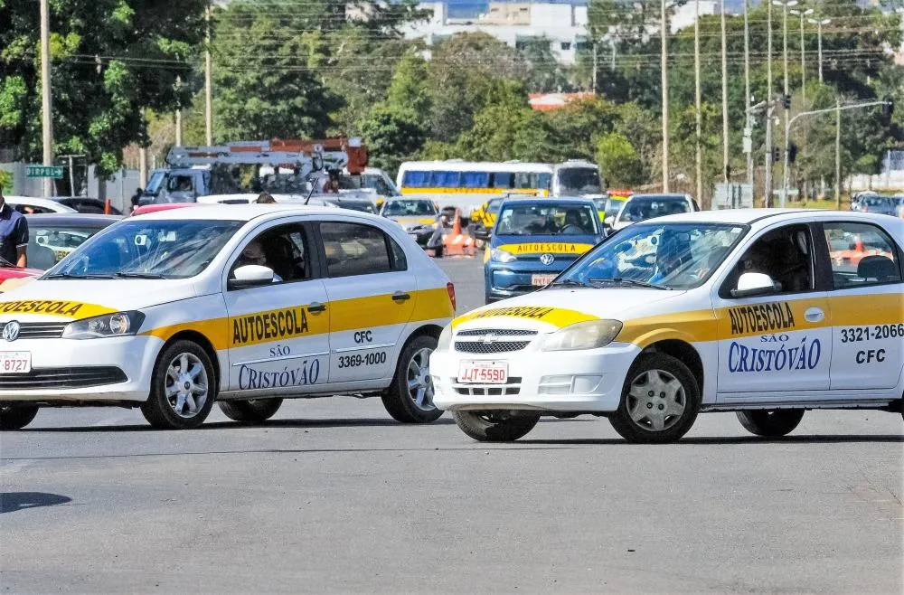 Fim da obrigatoriedade de autoescolas pode reduzir custo da CNH em até 75%