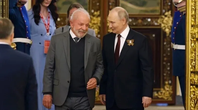 Lula e Putin ajustam por telefone ponte diplomática