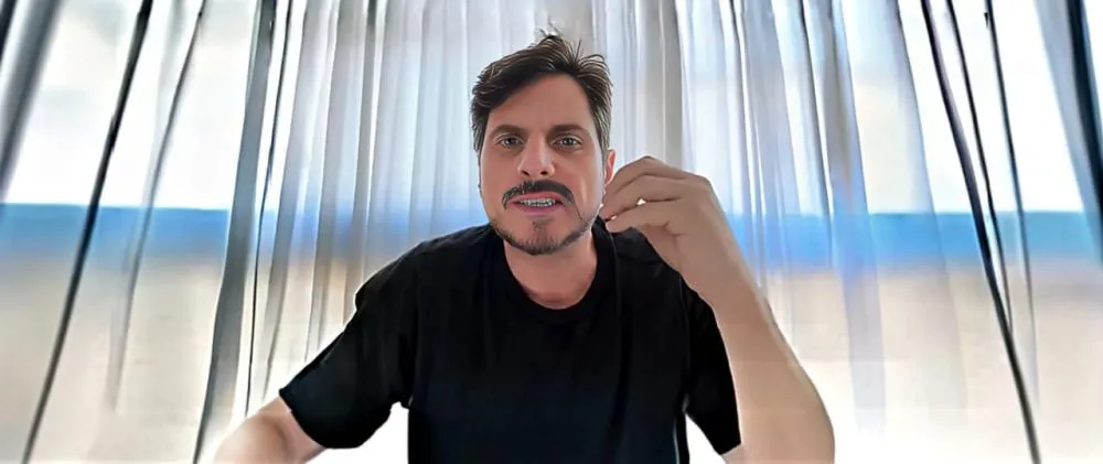 Senador desafia STF, exibe tornozeleira e ameaça Moraes; veja vídeo