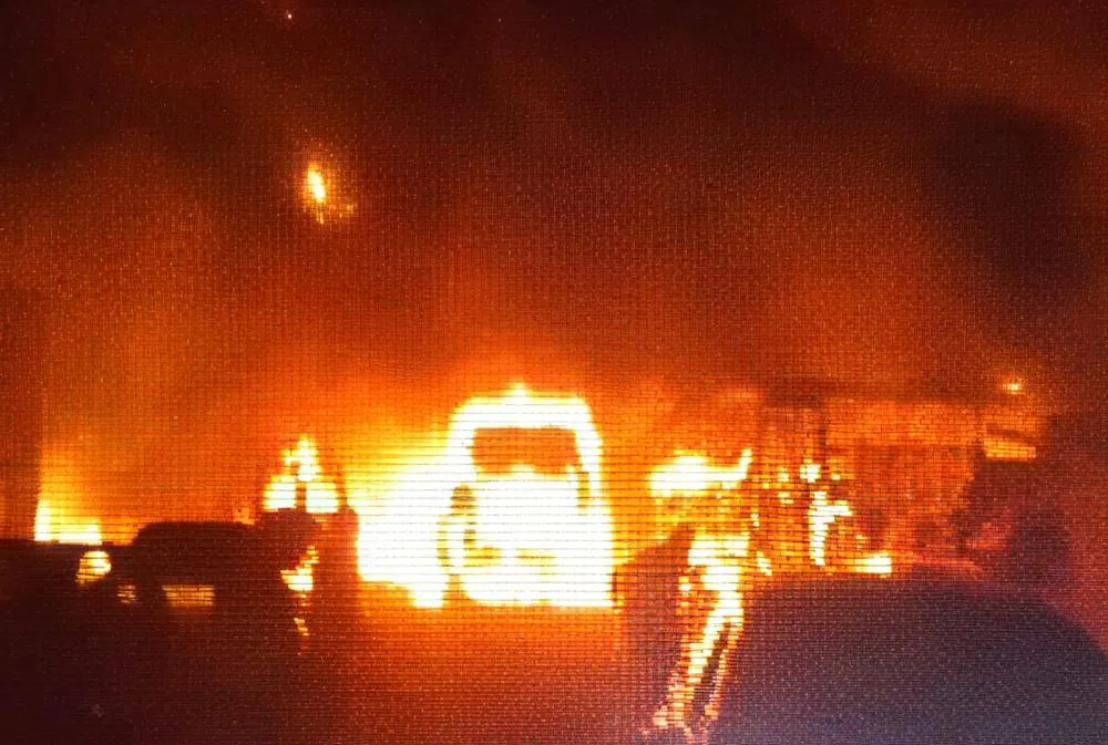 Incêndio de grandes proporções atinge oficina e destrói veículos na zona sul de Teresina