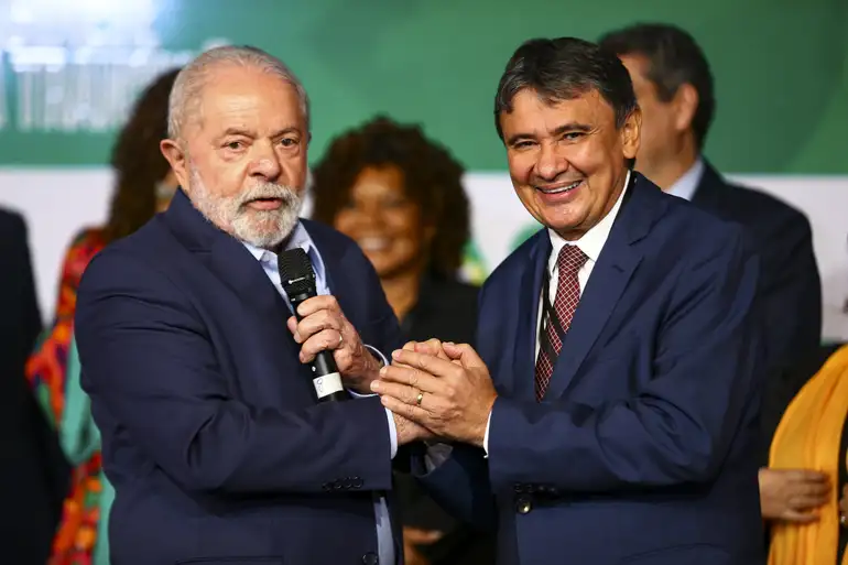 A farsa da política brasileira 