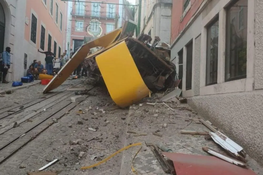 Tragédia em Lisboa: Elevador da Glória descarrila e deixa ao menos 15 mortos