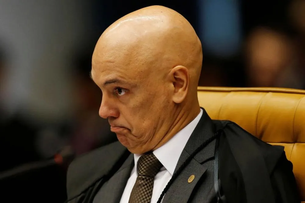 Moraes manda tirar o X do ar e determina multa de R$ 50 mil para quem tentar acessar a plataforma no Brasil