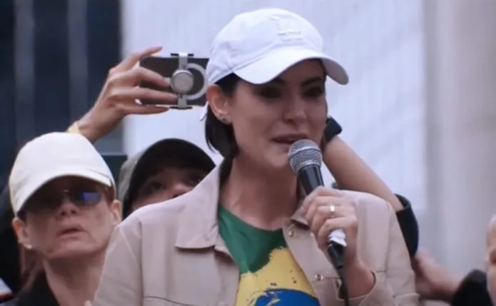 Michelle chora na Paulista e transforma dor pessoal em bandeira política