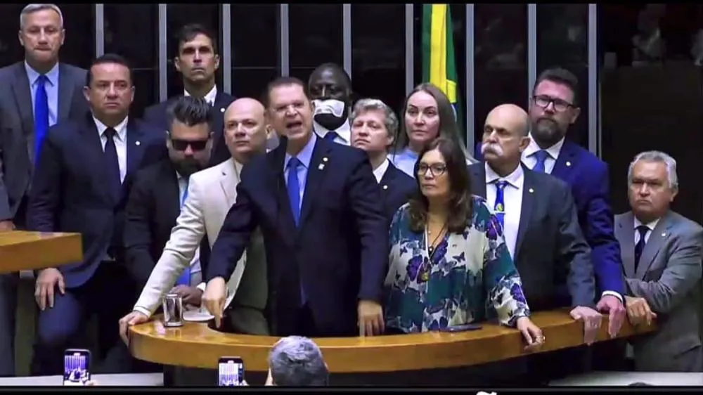 STF acelera condenação; oposição reage com urgência na Anistia