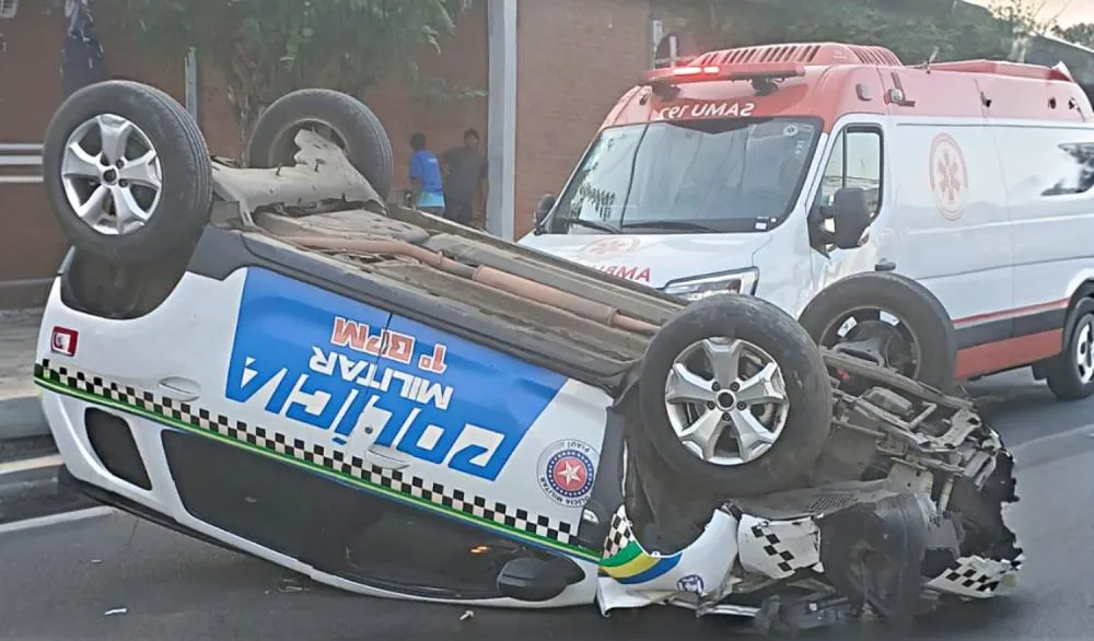 Viatura da PM tomba após colisão em avenida movimentada de Teresina