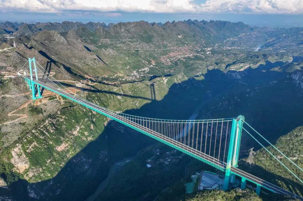 China inaugura a ponte mais alta do mundo; confira fotos