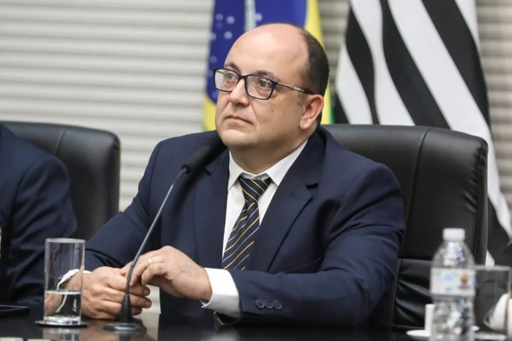 Anatel sugere “curso obrigatório” para usar celular