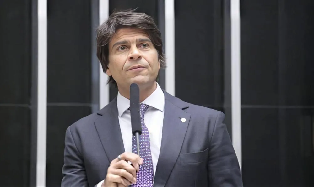 Reforma administrativa aperta Estados e Municípios, mas poupa governo federal gastador