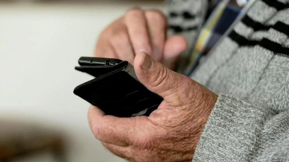 Idosos enfrentam barreiras digitais e desafios em compras online, aponta pesquisa do Procon