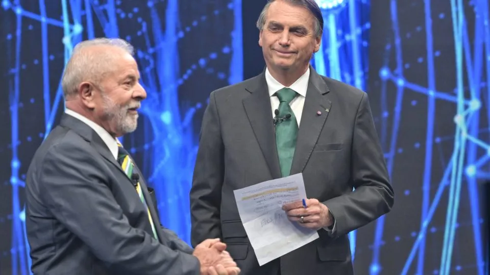 Bolsonaro segue imbatível nas pesquisas