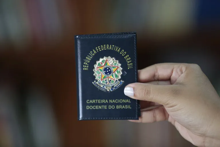 Professores já podem emitir a Carteira Nacional Docente; saiba como
