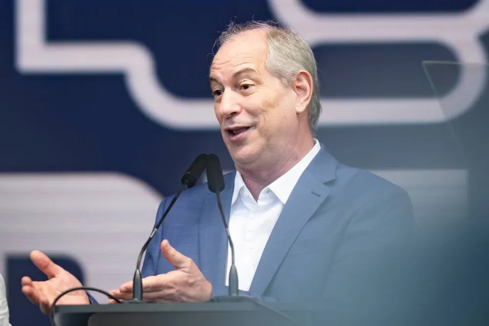 Ciro Gomes volta ao PSDB e mira governo do Ceará em 2026