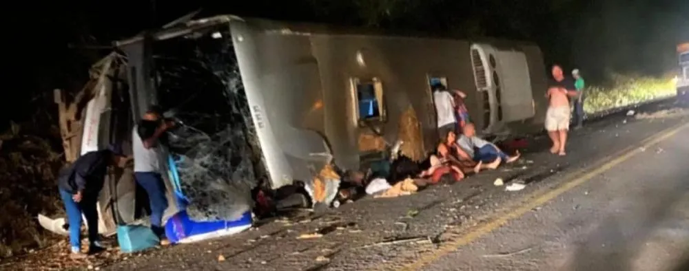 Tragédia na Serra dos Ventos: ônibus tomba em Pernambuco e deixa 17 mortos em acidente devastador