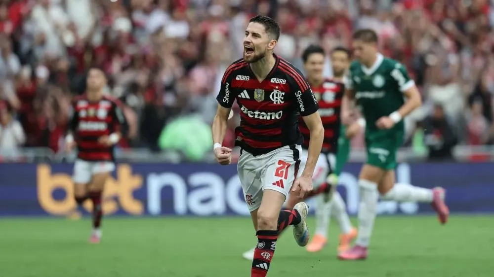 Flamengo vence Palmeiras em jogo eletrizante e esquenta briga pelo Brasileirão