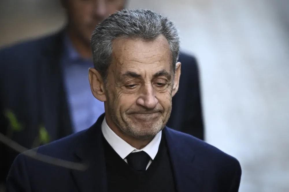 Ex-presidente Nicolas Sarkozy inicia pena de prisão em Paris; confira vídeo