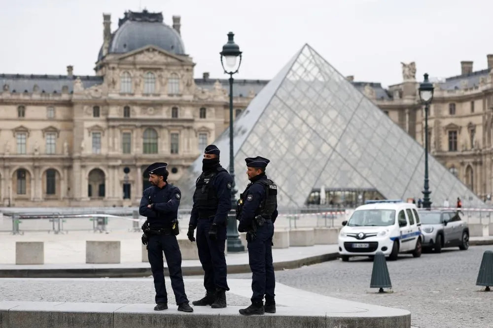 O Roubo do Século: confira imagens de algumas joias roubadas na França