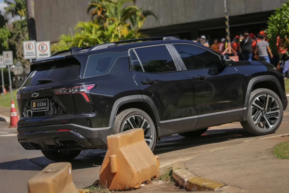 Senado dobra gasto e aluga SUVs de luxo com teto solar