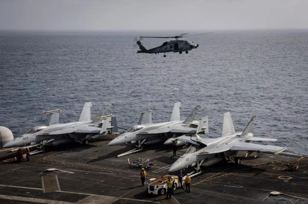 Helicóptero e caça dos EUA caem no Mar da China Meridional