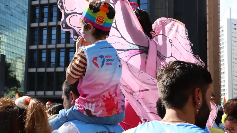 Governo lança guia que propõe reconhecimento legal de crianças trans