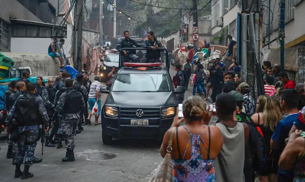 Quase 90% dos moradores de favelas do Rio aprovam operação contra o Comando Vermelho