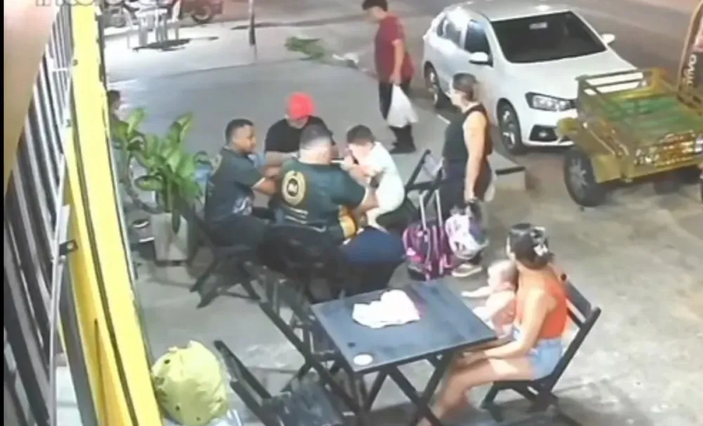 Criança é baleada na cabeça e mãe fica ferida durante ataque em Parnaíba; confira vídeo