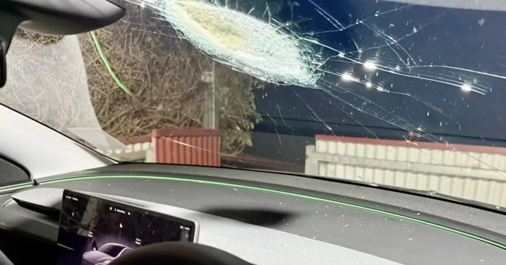 Possível meteorito atinge Tesla em movimento e surpreende especialistas