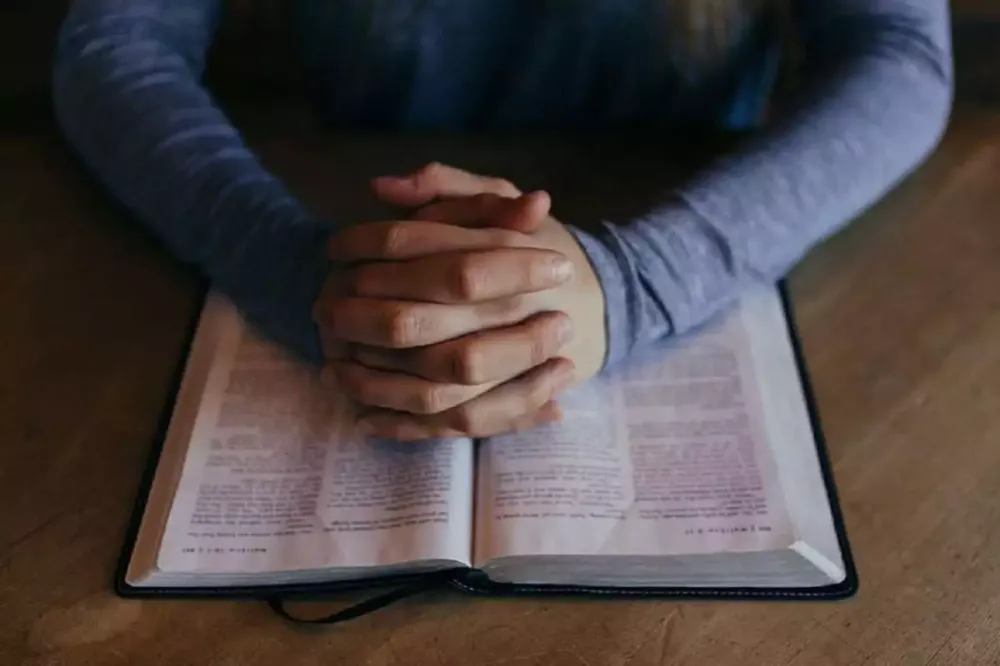 Quando a fé machuca: o alerta sobre o trauma religioso