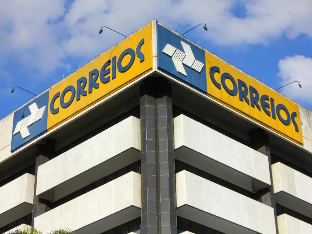 Correios: a estatal quebrada que viaja de executiva para a COP30