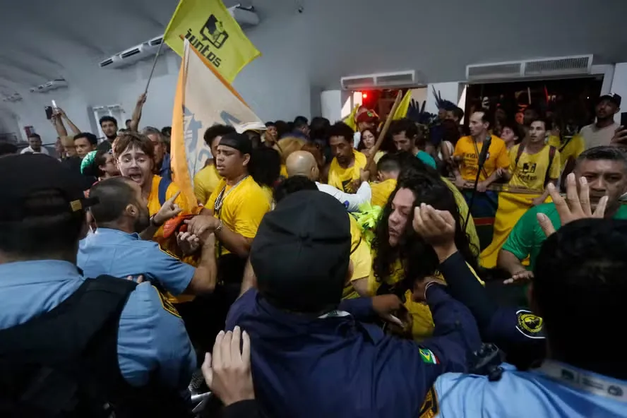 Confusão na COP30 na terça-feira, quando ativistas invadiram o local da conferência — Foto: Olga Leiria / AFP