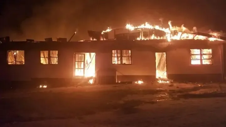 Tragédia anunciada: Incêndio em escola no Quênia mata 17 crianças e levanta suspeitas de crime