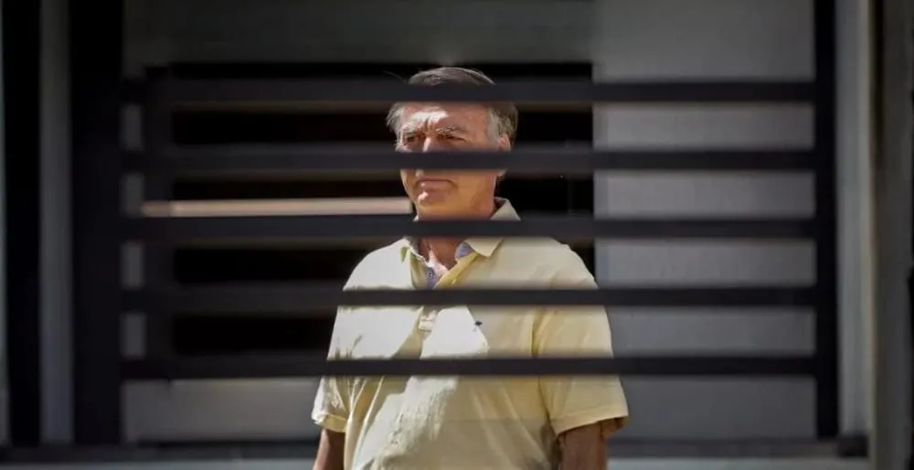 Bolsonaro está com um pé na prisão — mas em qual delas?