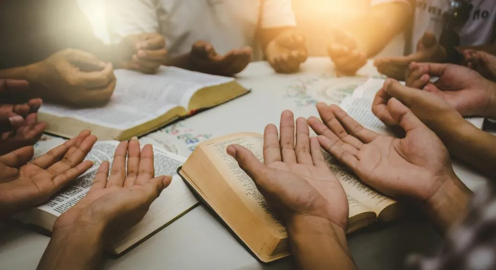 O mecanismo psicológico por trás da autovigilância religiosa