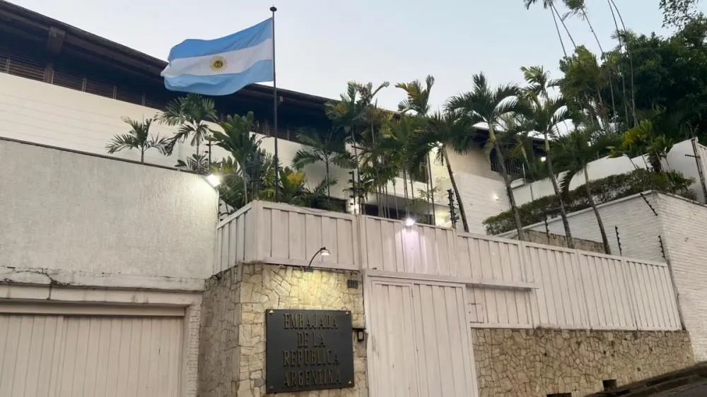 Tropas de Maduro bloqueiam Embaixada da Argentina em Caracas