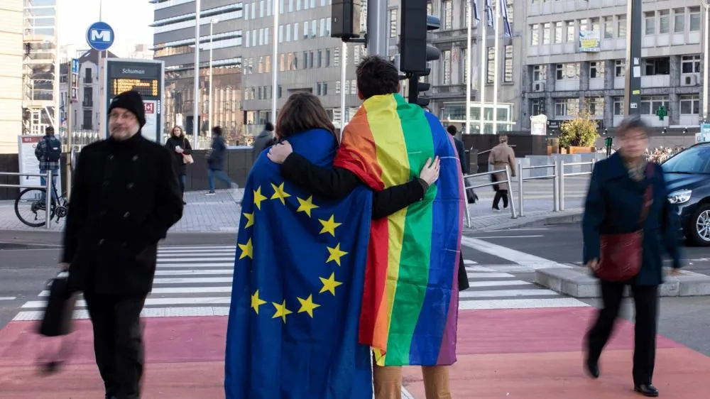 União Europeia determina reconhecimento de casamento gay em todo o bloco