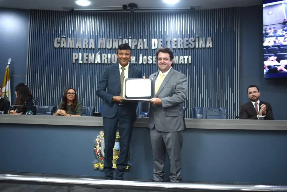 Tiago Junqueira recebe título de Cidadão Teresinense e faz discurso defendendo participação de empreendedores na política