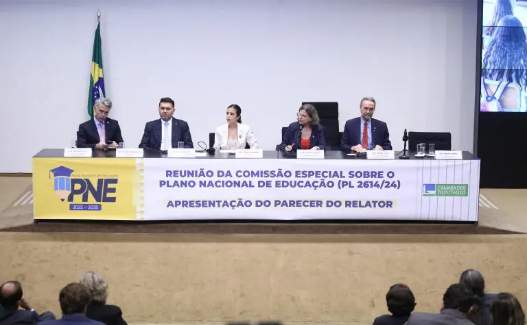 Educação do governo Lula dá mais espaço a identitarismo que a português e matemática