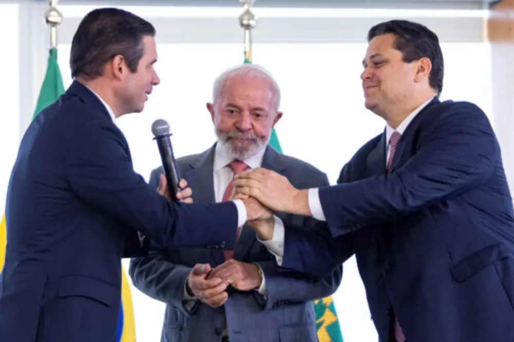 O teatro de Brasília: entre a encenação e a rendição