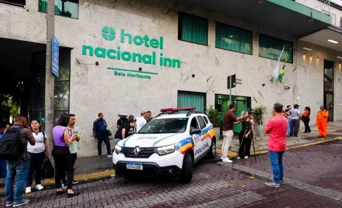 Mãe joga filha do 10º andar e se atira em seguida