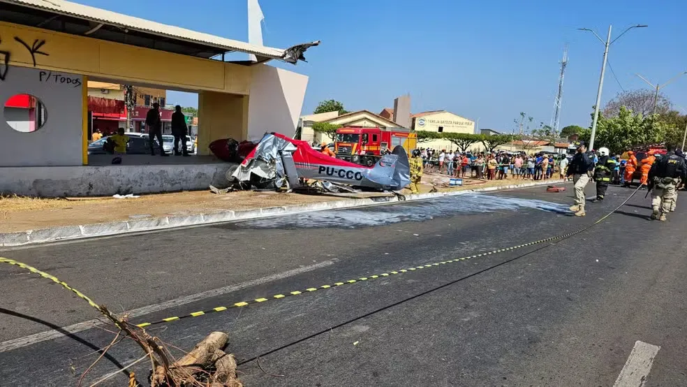 Avião de pequeno porte cai na BR-316 em Teresina