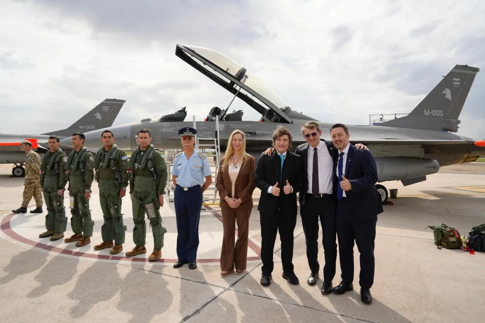 Milei apresenta primeiros caças F-16 e diz que aviões vão proteger o espaço aéreo argentino