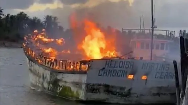 Barco é incendiado no litoral do Ceará após recusa a extorsão
