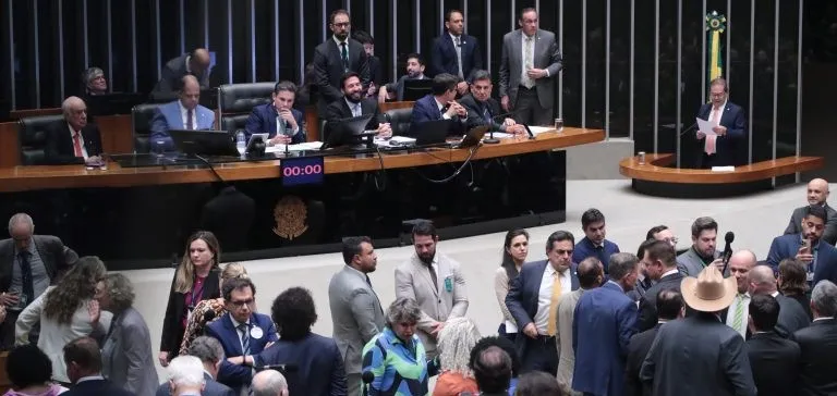 A madrugada em que a Câmara recalculou penas, recuou da anistia e embaralhou o tabuleiro político