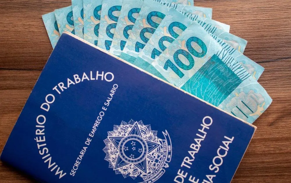 Salário mínimo de 2026 sobe para R$ 1.621 e muda impacto no bolso e nas contas públicas