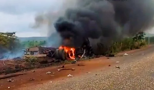 Caminhão de combustível tomba e pega fogo na Ladeira da Graciosa, em Antônio Almeida