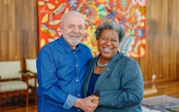 Petista substituta de ministro assediador é ré por superfaturar R$ 6,5 milhões de fardamento escolar